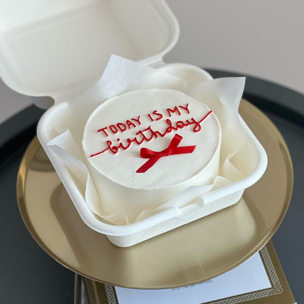 Бенто торт с красной надписью