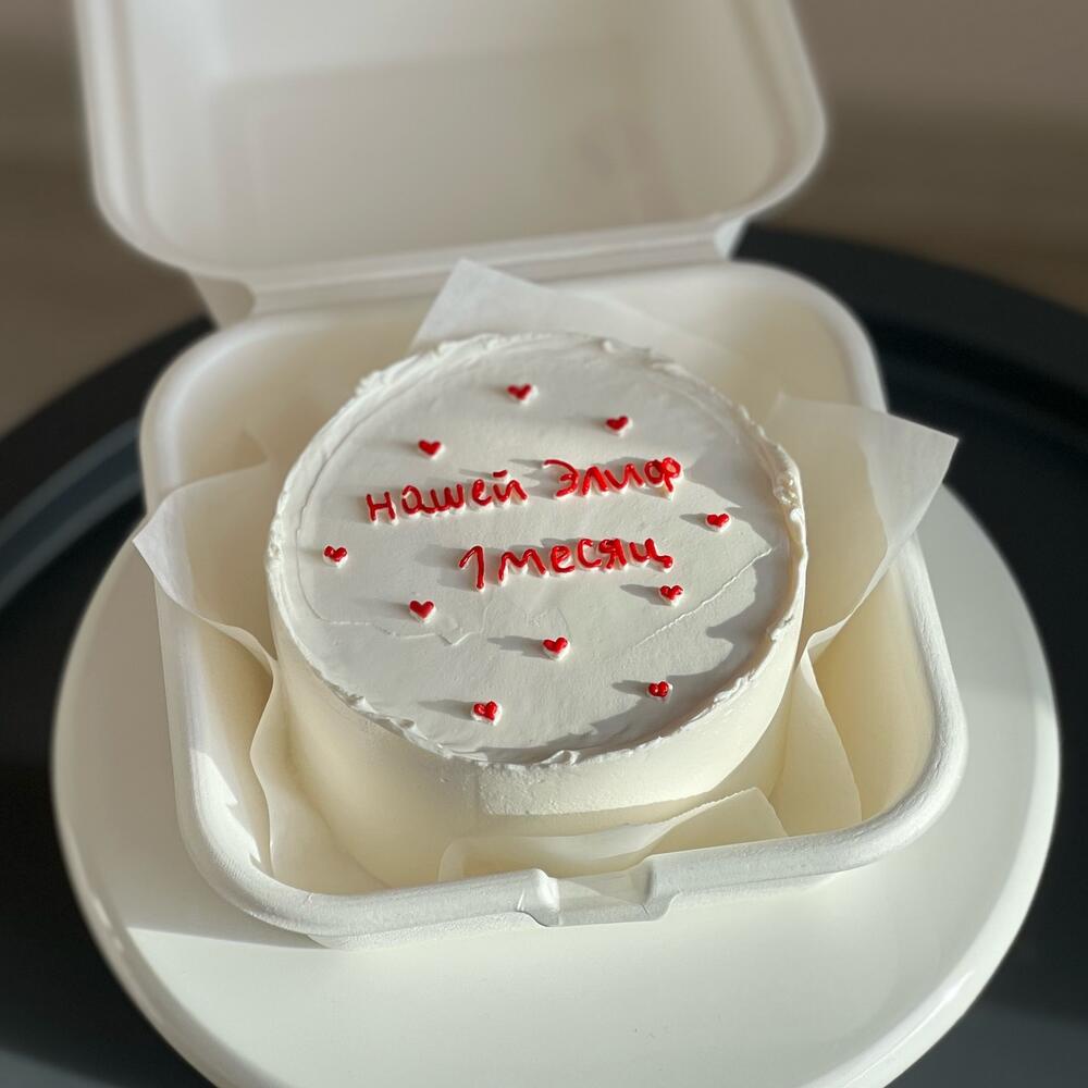 Бенто торт с красной надписью и сердечками