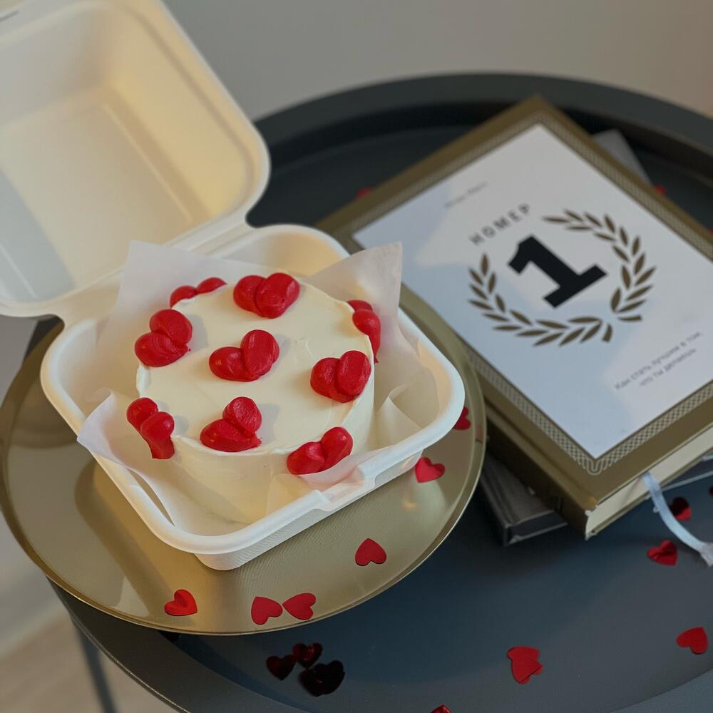 Бенто торт с красными сердцами