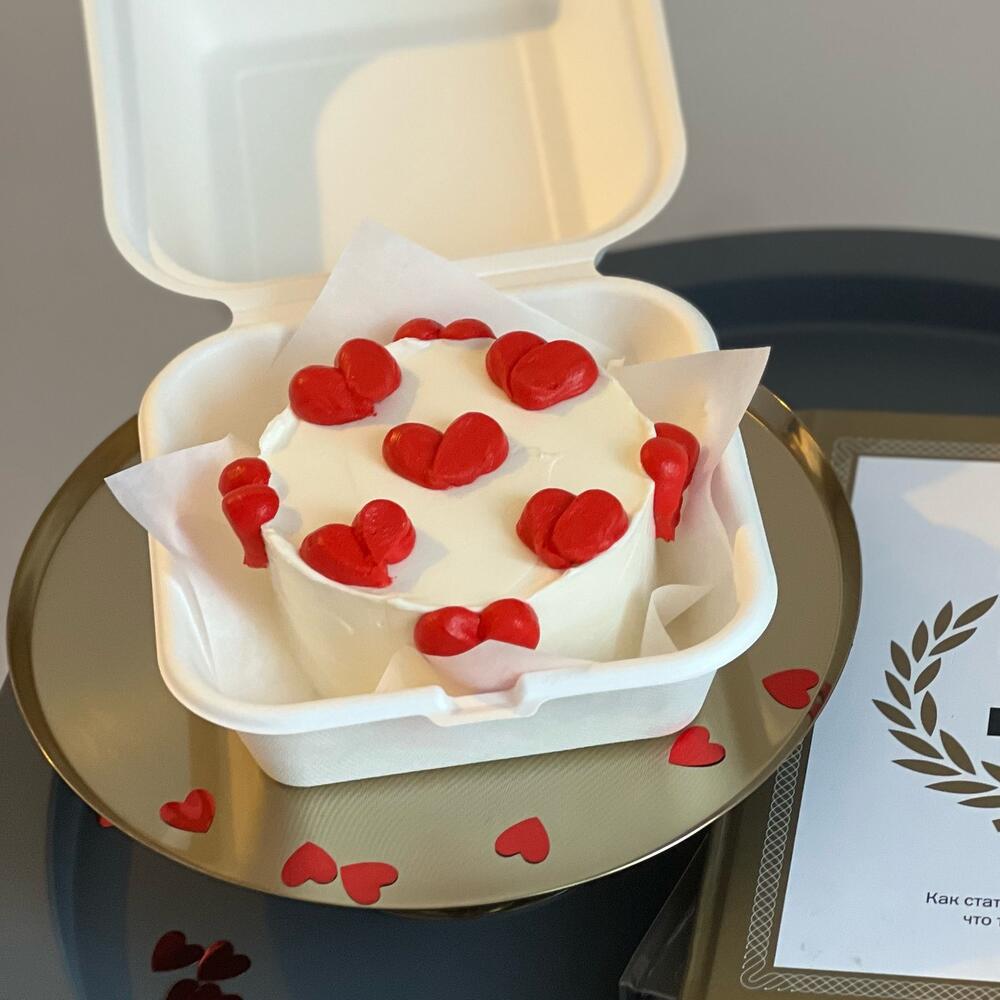 Бенто торт с красными сердцами