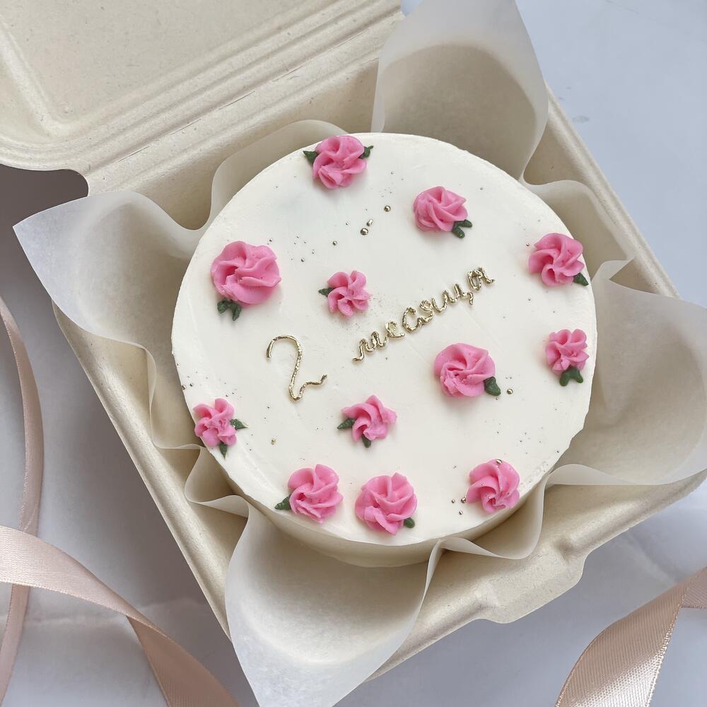 Бенто-торт с кремовыми розочками