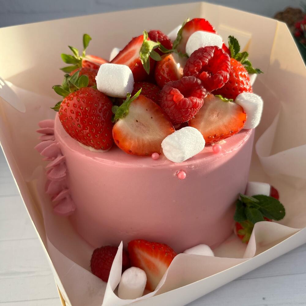 Бенто-торт с ягодным декором