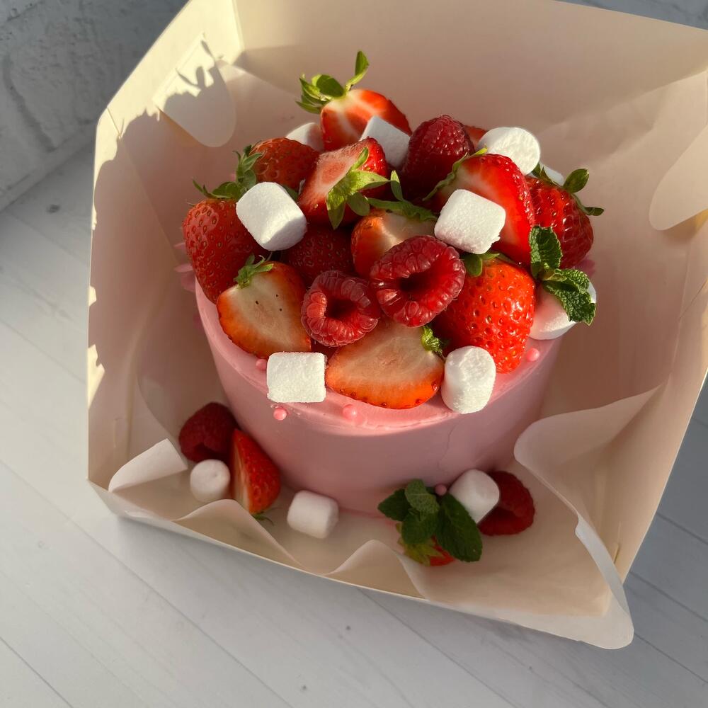 Бенто-торт с ягодным декором