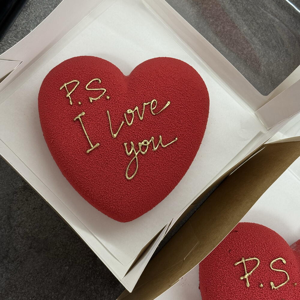 Торт сердце в велюре с топером