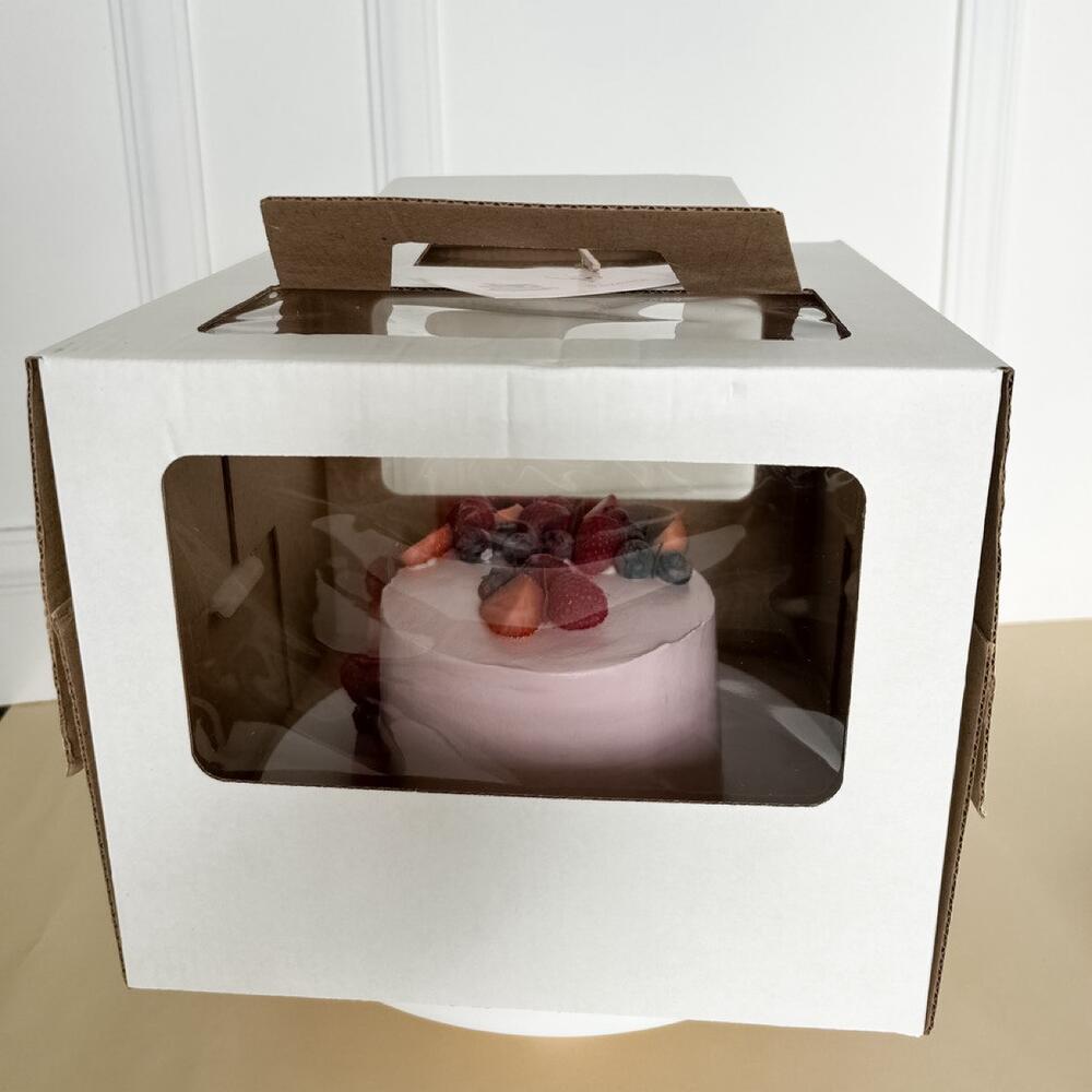 Торт со свежими ягодами клубники, голубики и малины