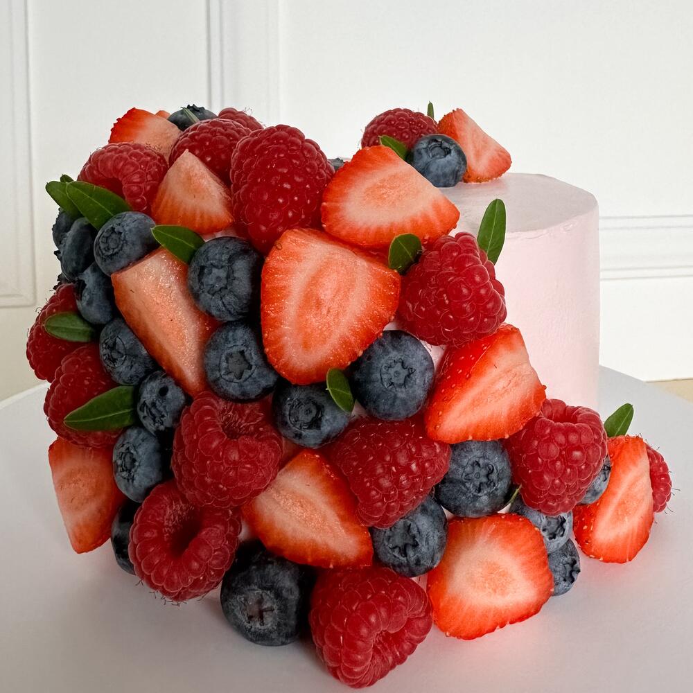 Торт со свежими ягодами клубники, голубики и малины