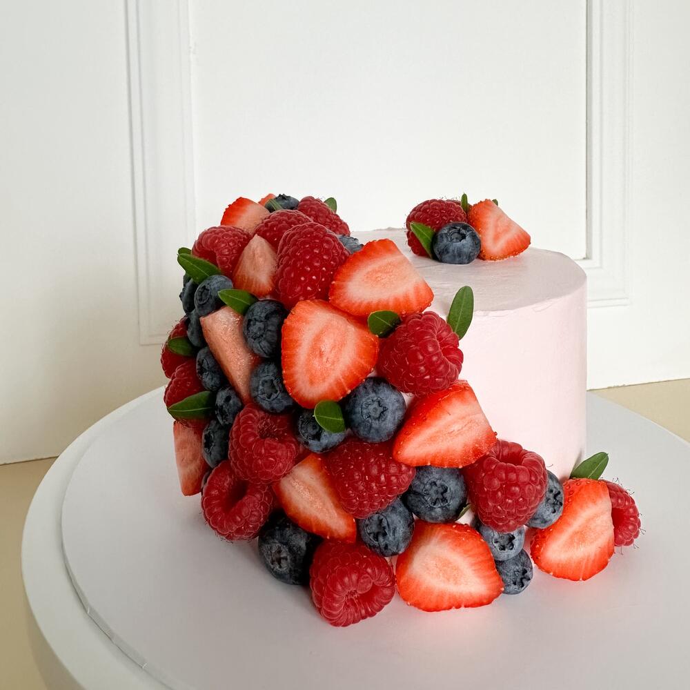 Торт со свежими ягодами клубники, голубики и малины