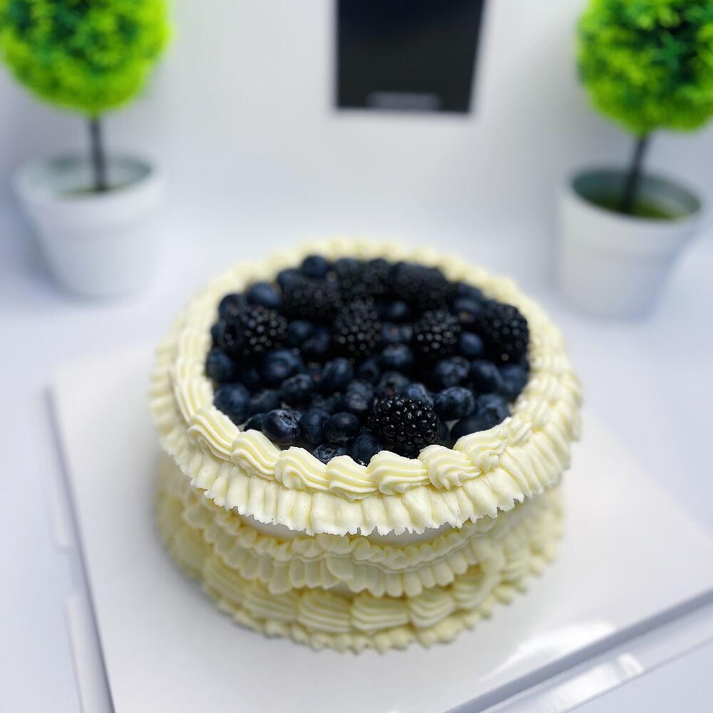 Торт в стиле ламбет с голубикой