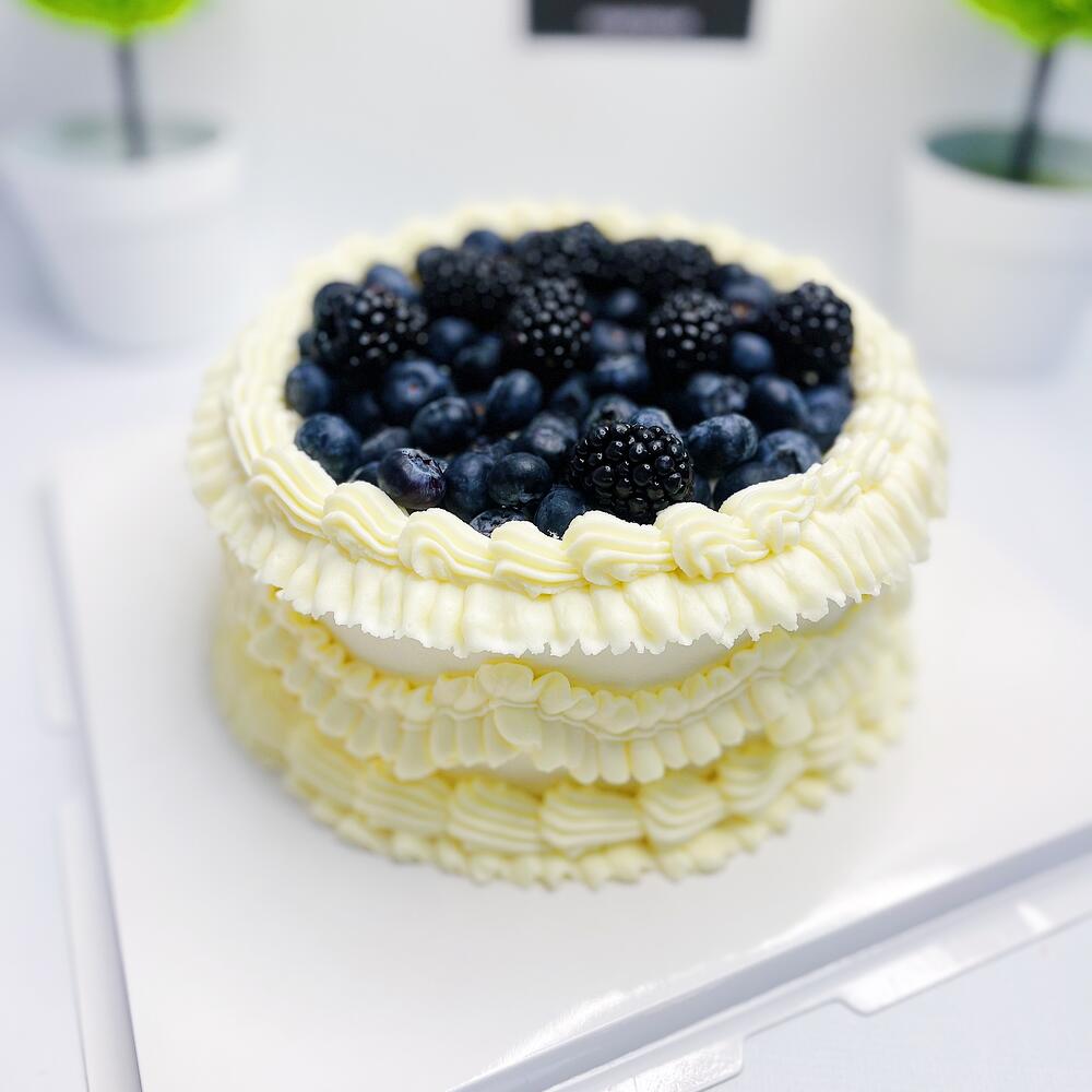 Торт в стиле ламбет с голубикой